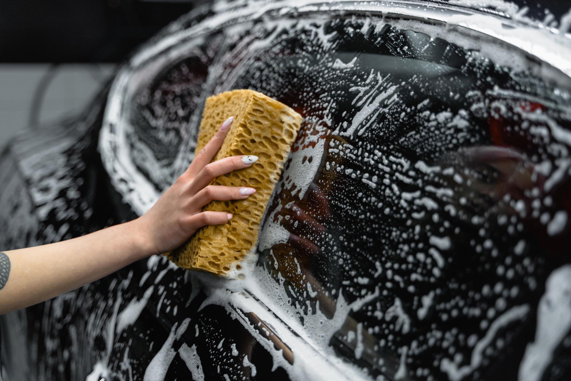 Este champú de coche arrasa en : produce mucha espuma, huele genial y  deja una capa protectora, por solo 18 euros