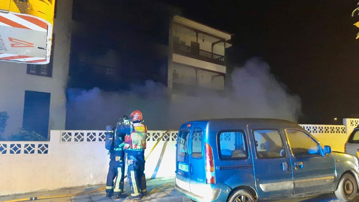 Bomberos en el incendio de Los Realejos