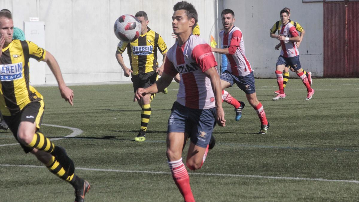 Yelco Alfaya, autor del único gol alondrista, corre con el esférico controlado en una acción del encuentro de ayer en O Morrazo.