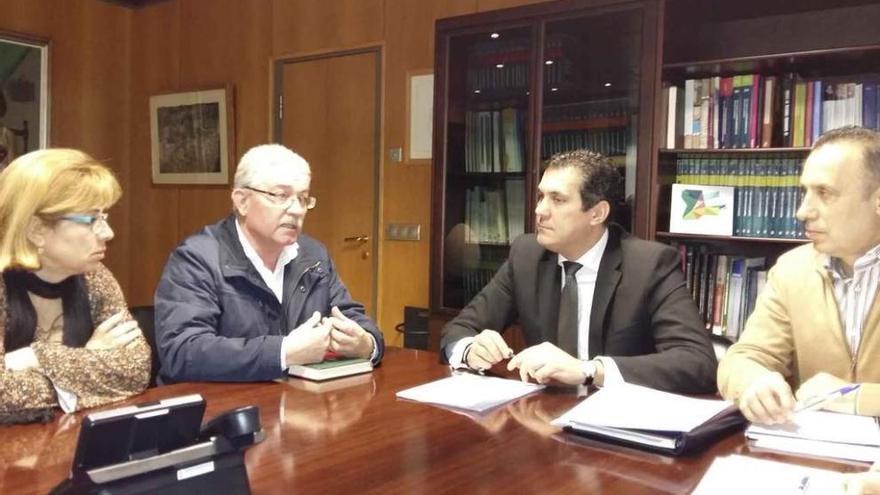 El alcalde de Santa Cristina, Salvador Domínguez, en el encuentro con Alberto Castro.