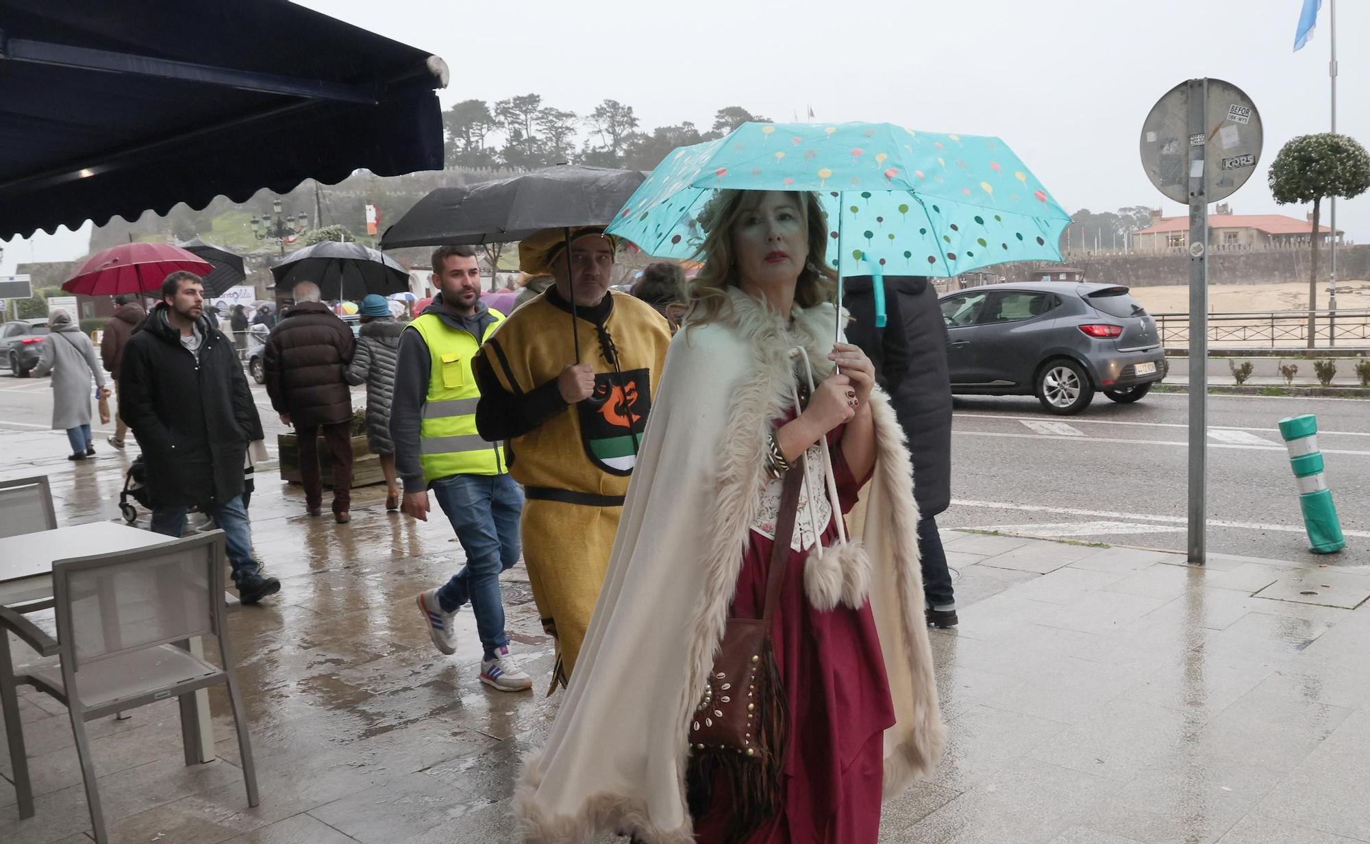 Viaje al pasado desde Baiona: la Arribada triunfa a pesar de la lluvia