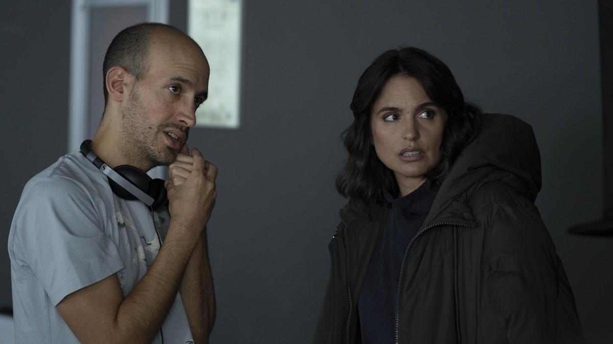 Simón Casal, el director de &quot;Justicia artificial&quot;, y la actriz Verónica Echegui, en el rodaje.