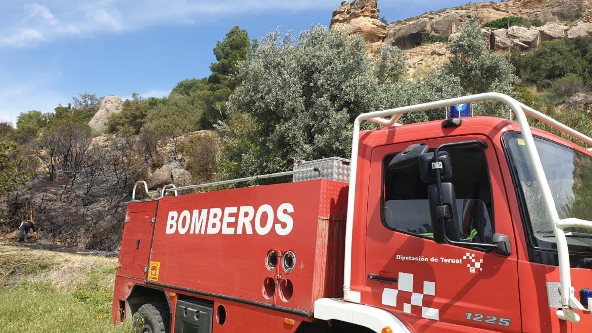 Un incendio afecta a unos 1.000 metros cuadrados de vegetación en Castelserás (Teruel)