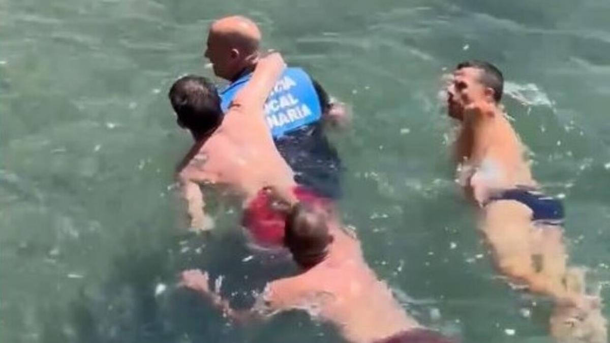 La Policía Local de Arrecife salva a un bañista que no podía salir del agua