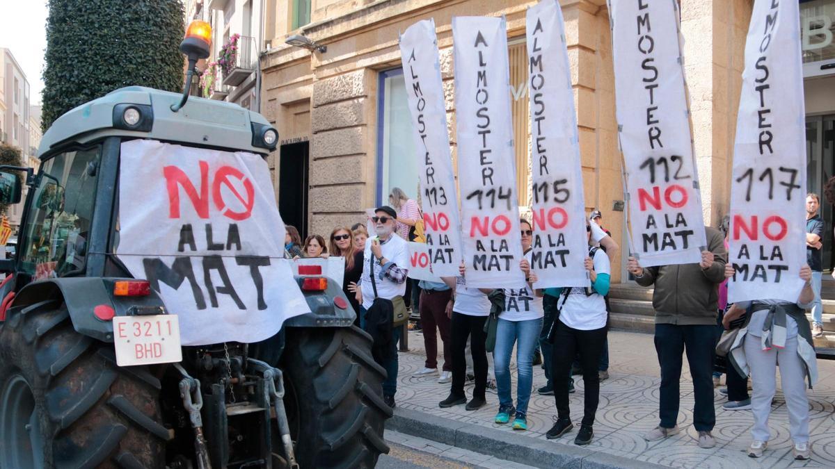 Tractors i manifestants mostren el rebuig contra la MAT Aragó - Catalunya a Reus, en una imatge d'arxiu.