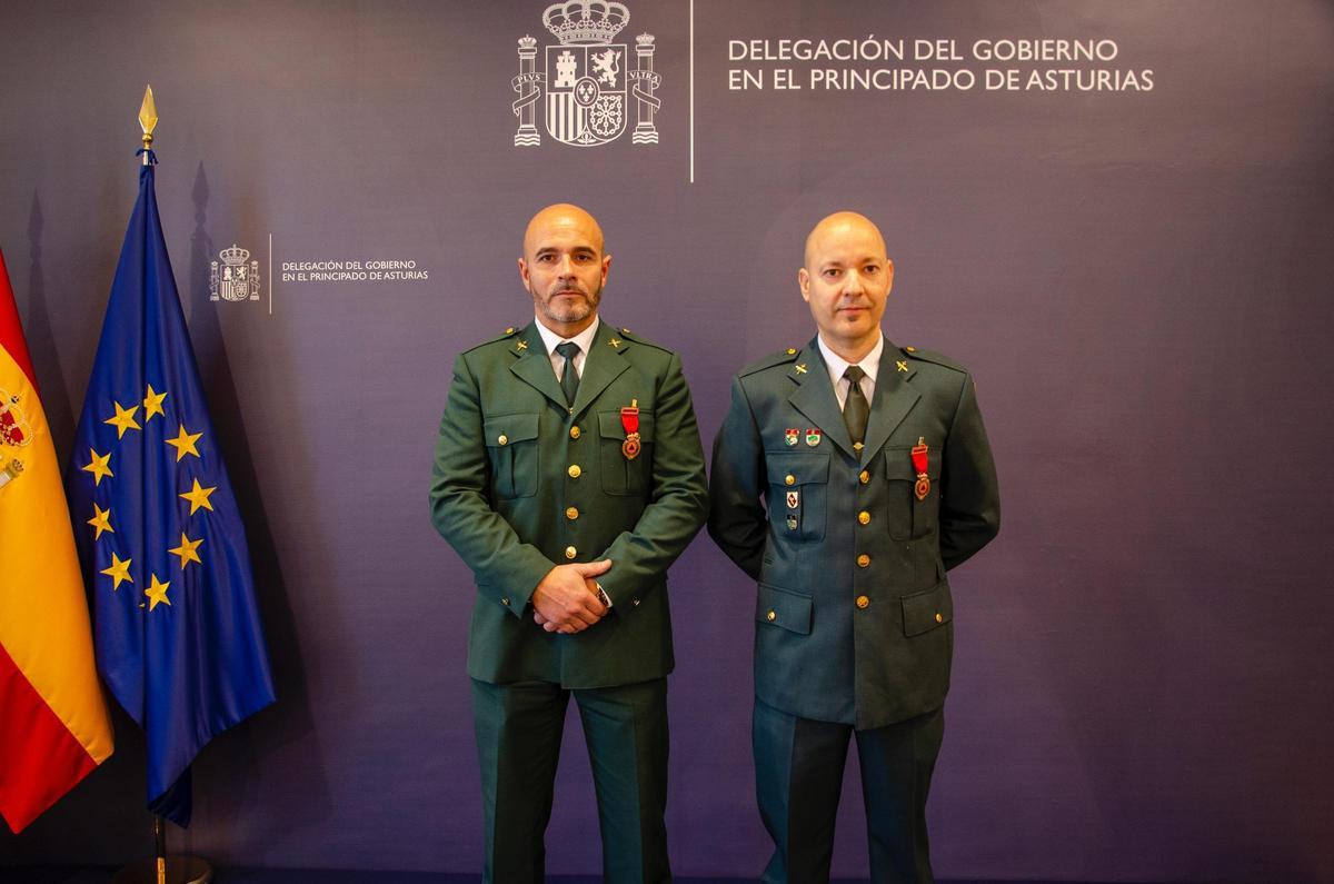 Alfredo González luna y Javier Martín del Río, con su medalla.