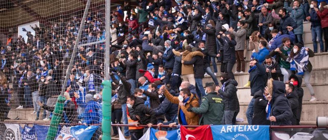 Afición del Dépor celebra en Villaviciosa de Odón el gol de William en el descuento ante el DUX. |  // LOF