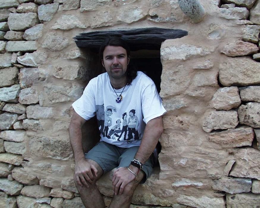 El cantante y compositor de Jarabe de Palo, Pau Donés, cuando decidido instalarse en Formentera 2n 2000 durante algunos meses al año y compartir su residencia habitual entre la casa que acababa de adquirir en la isla y la que posee en el Pirineo aragonés.