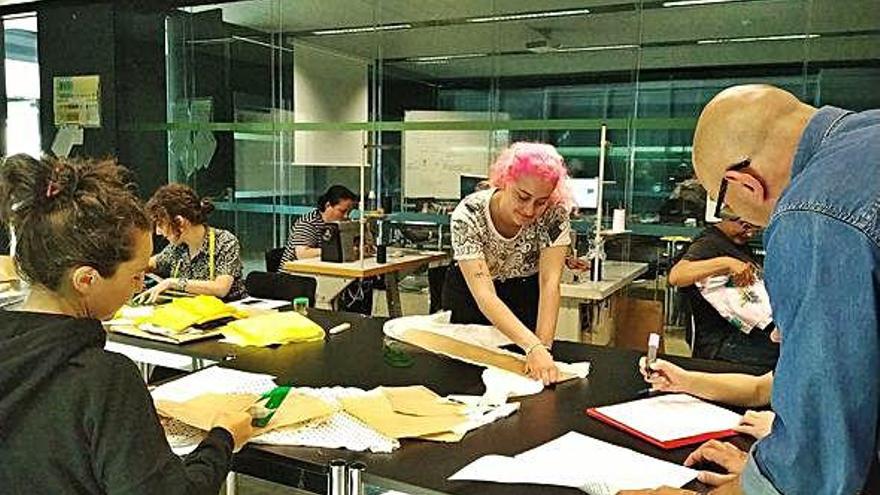 Participantes en el curso de moda sostenible del Concello de Arteixo.