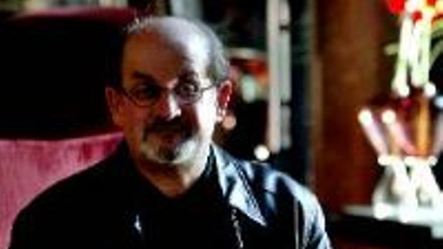 Rushdie defiende la voz del escritor frente al totalitarismo