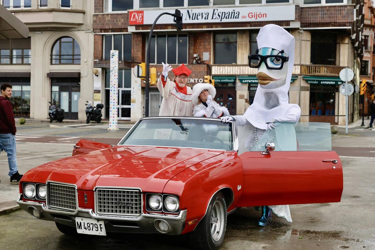 La visita de la sardina del Antroxu a LA NUEVA ESPAÑA de Gijón, en imágenes