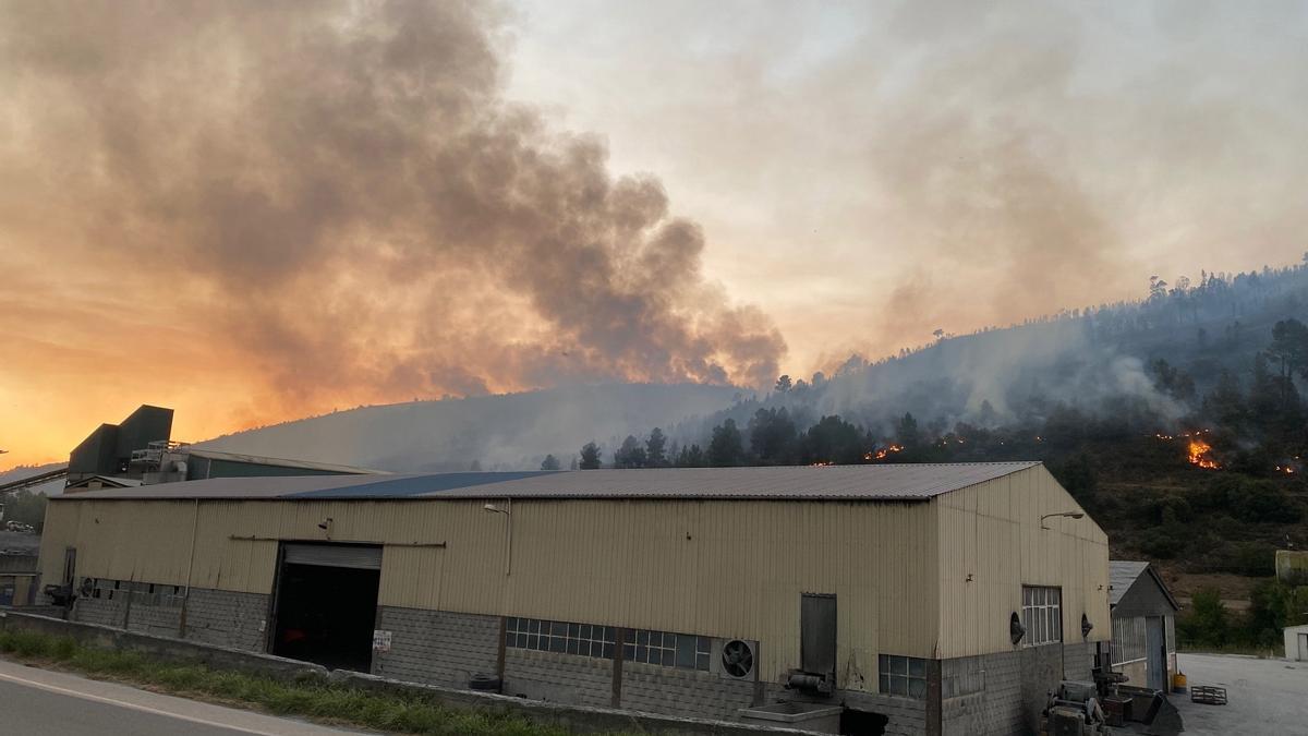 Las llamas se aproximaron a varias naves industriales.