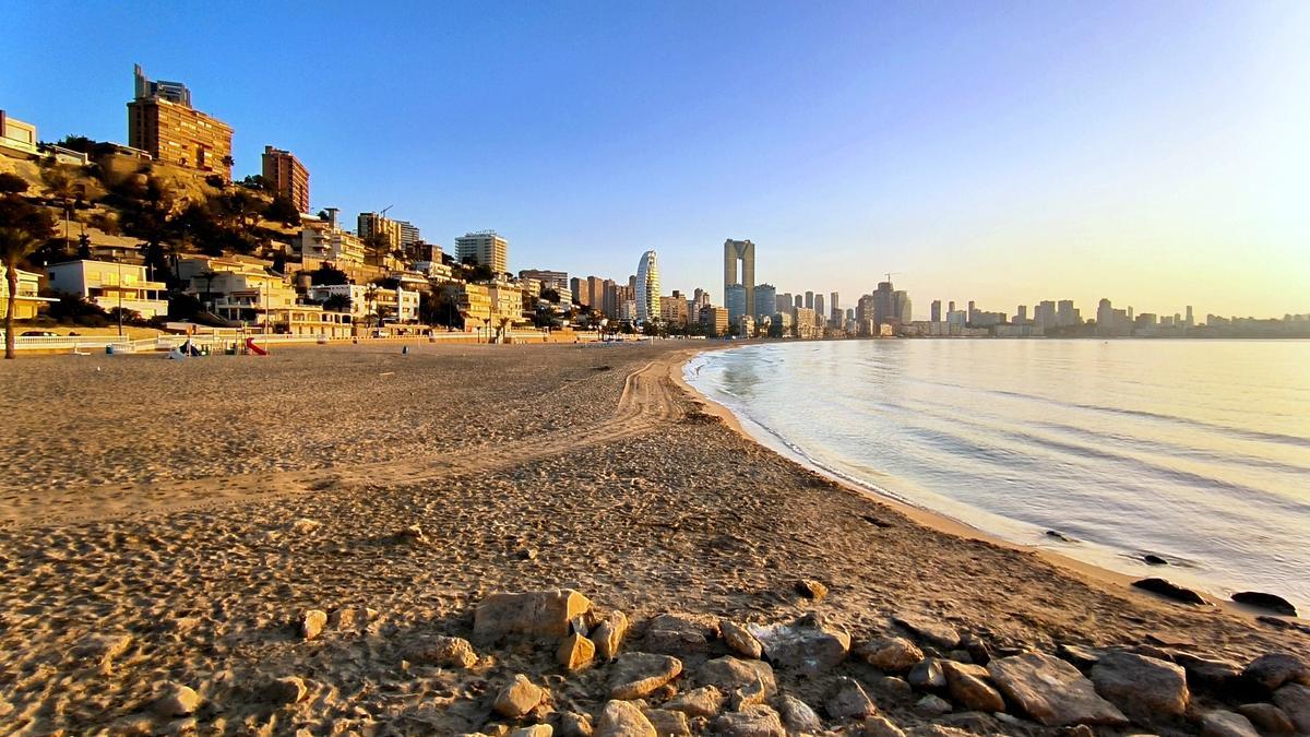 Los socialistas demandan playas sin humos similares a las de otras poblaciones de la costa de la Marina Baixa.