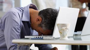 Hombre estresado en el trabajo.