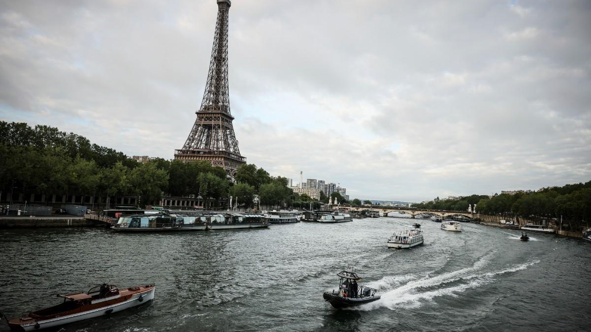 Barcos inspeccionan el estado del Sena antes de la Ceremonia Inaugural