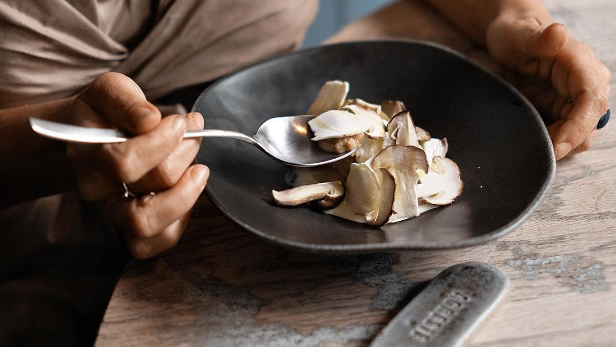 Crema helada de Parmigiano Reggiano, boletus y avellanas de Agreste (Barcelona).