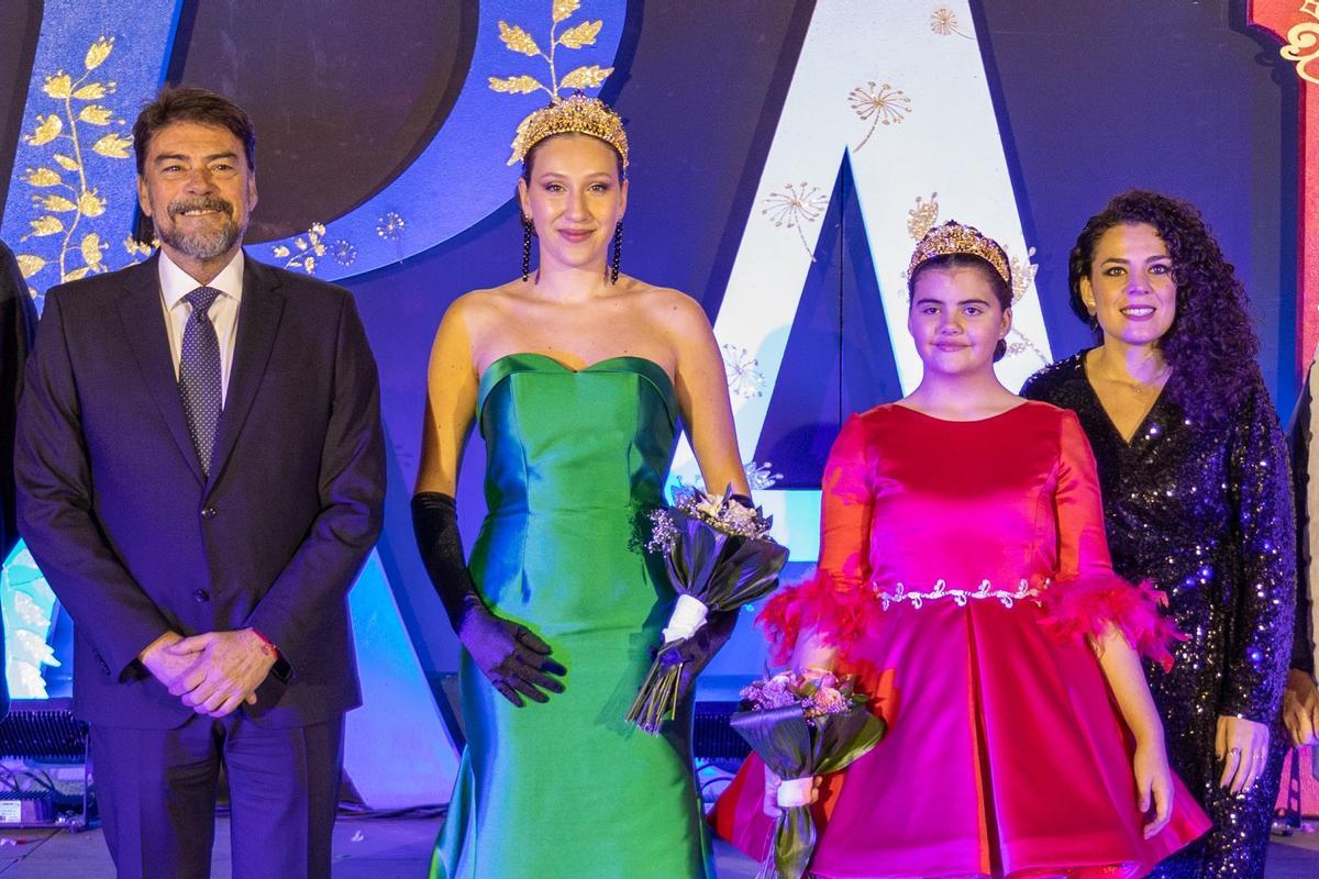 Las reinas de los barrios y partidas rurales, con sus coronas
