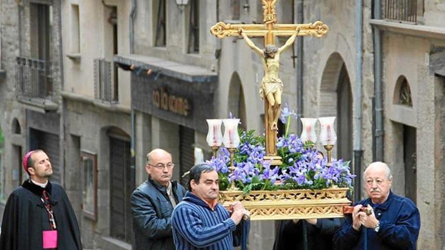 300 fidels participen al Via Crucis de Solsona