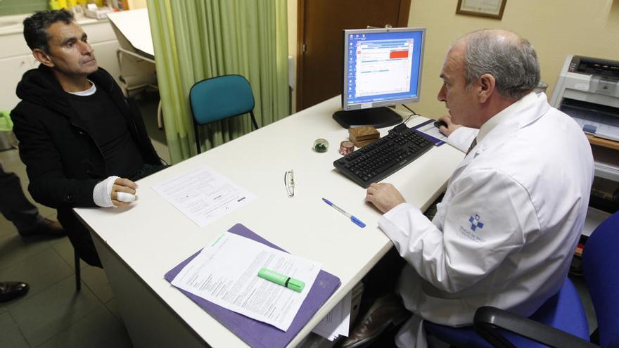 Un médico dispensa una receta electrónica en el centro de salud de Pumarín (Oviedo).