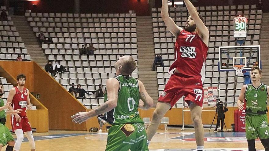 Gerard Sevillano, que va acabar lesionat, en una acció del partit davant el Càceres