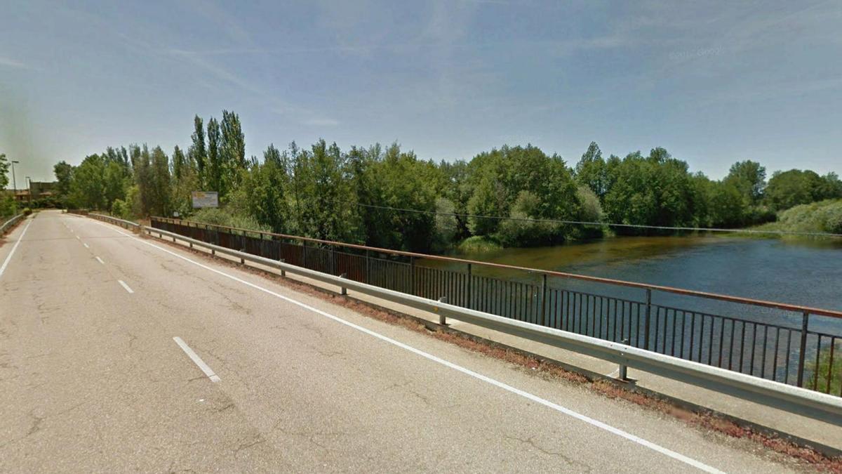 Vista del río Tera desde el puente. La mota esta oculta, en la margen izquierda, por la vegetación.