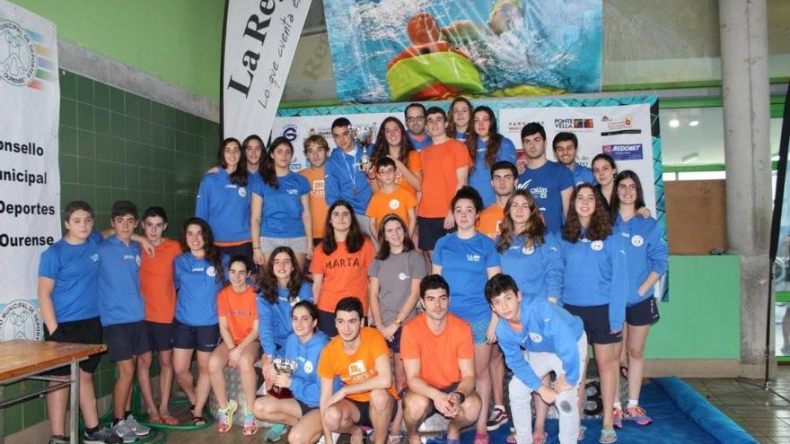 Formación completa del Club Acuático Umia en la prueba celebrada el pasado fin de semana en Ourense.