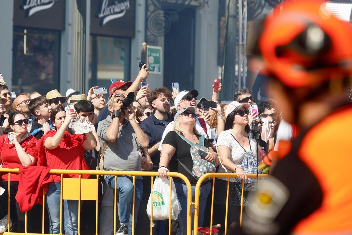 Púbico asistente a la mascletà de hoy, viernes 13 de marzo, en València dentro del ciclo de las Fallas 2026.