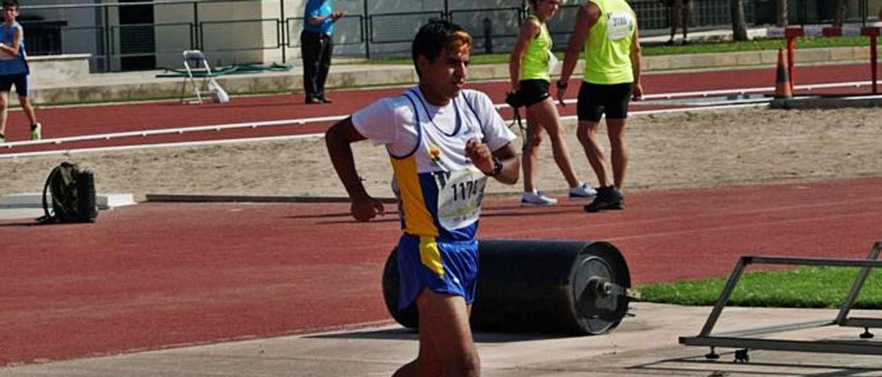 El atleta del CA Pitiús Ángel Salazar logró el título en los 5 km marcha.