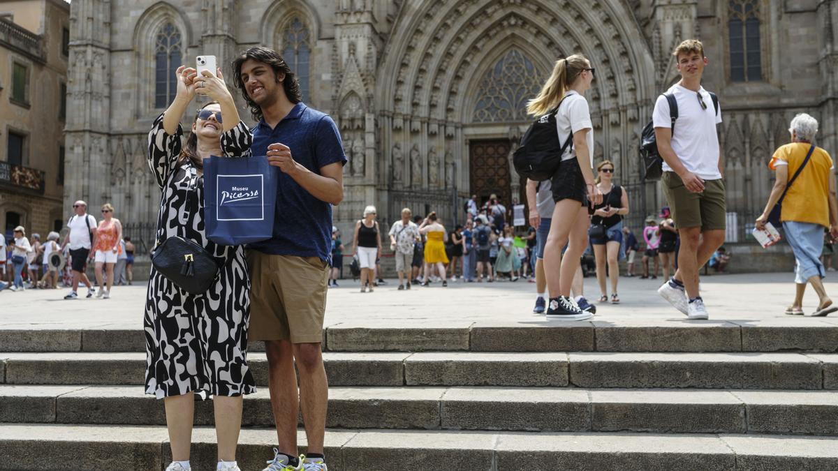 Turistas junto a la Catedral de Barcelona, esta semana.