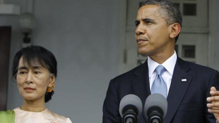 Obama junto a la líder de la oposición birmana San Suu Kyi.