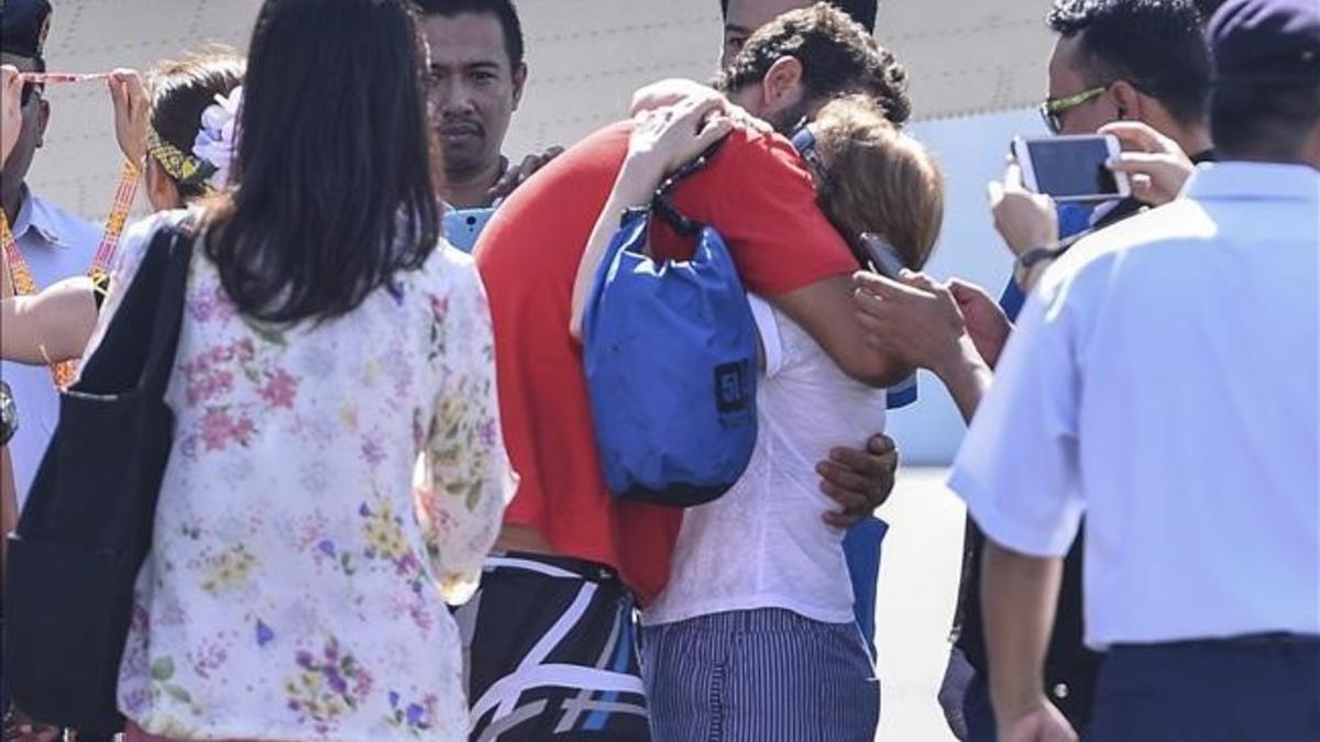 David Hernández abraza a un familiar tras haber sido rescatado después de diez días a la deriva.