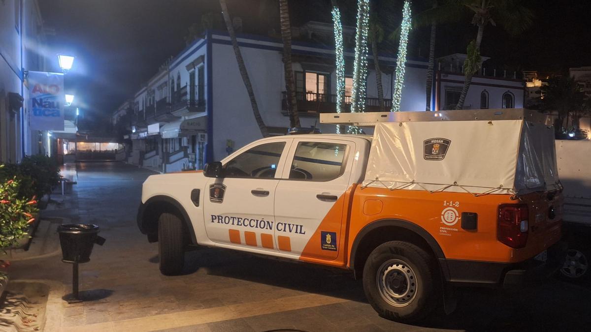 Un incendio calcina el interior de una embarcación en el muelle de Puerto de Mogán