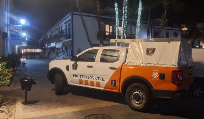 Así fue el incendio de una embarcación en el muelle de Puerto de Mogán