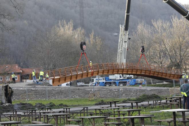 Así se instaló la pasarela peatonal de La Chalana, en Laviana