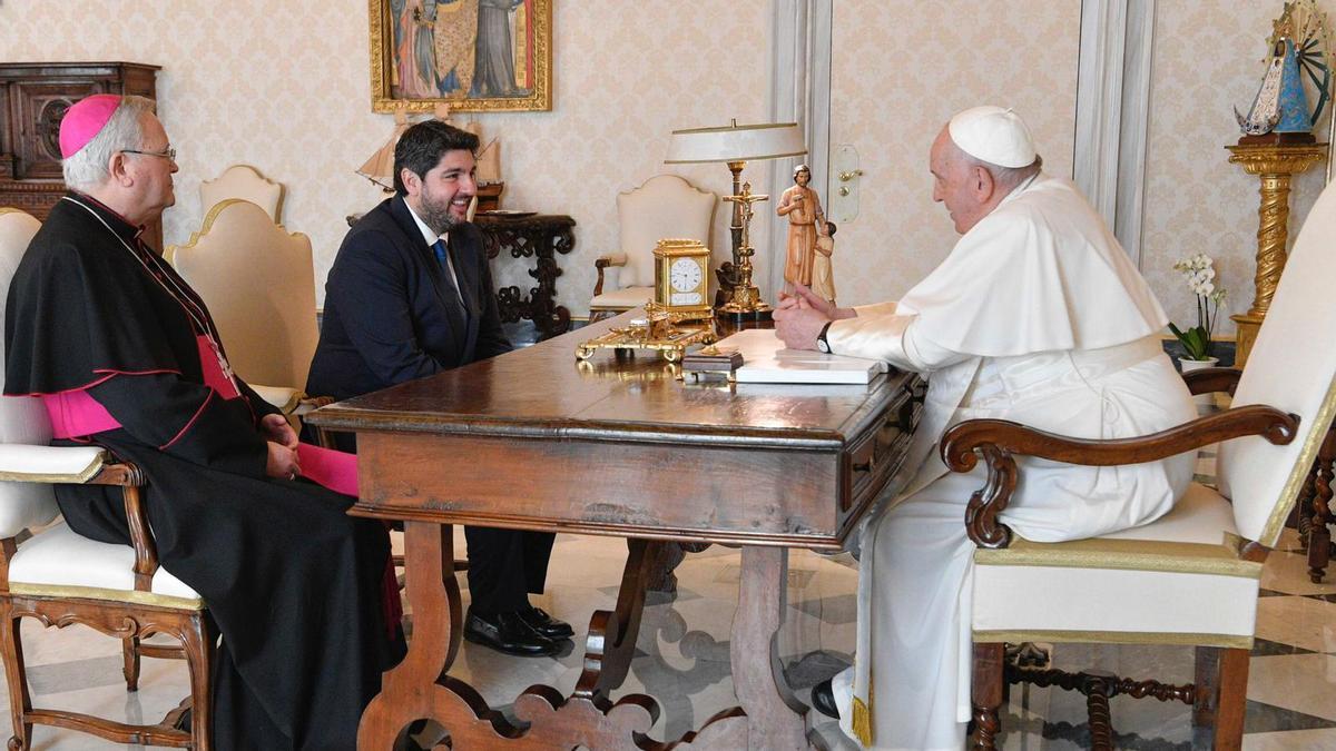 López Miras conversa con el papa Francisco.