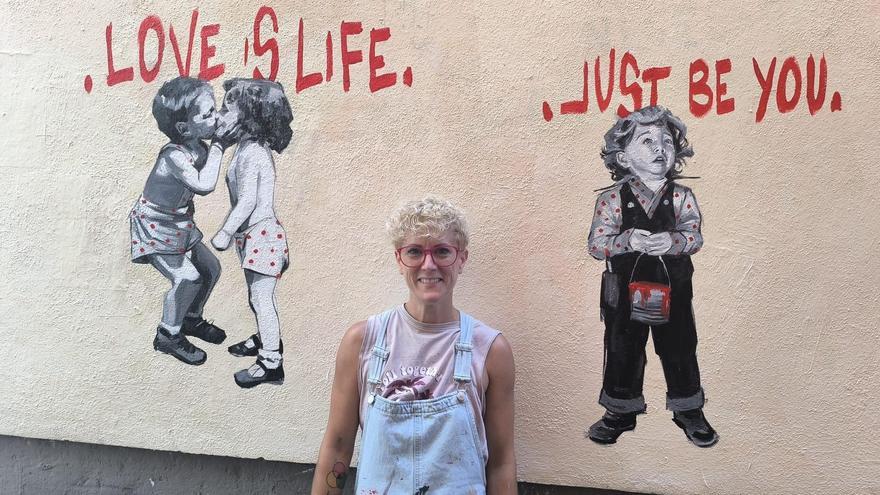 Carolina Adán sorprende a turistas y residentes en el centro de Palma con su nuevo grafiti: "Busco algo que para mí sea estéticamente muy bonito"