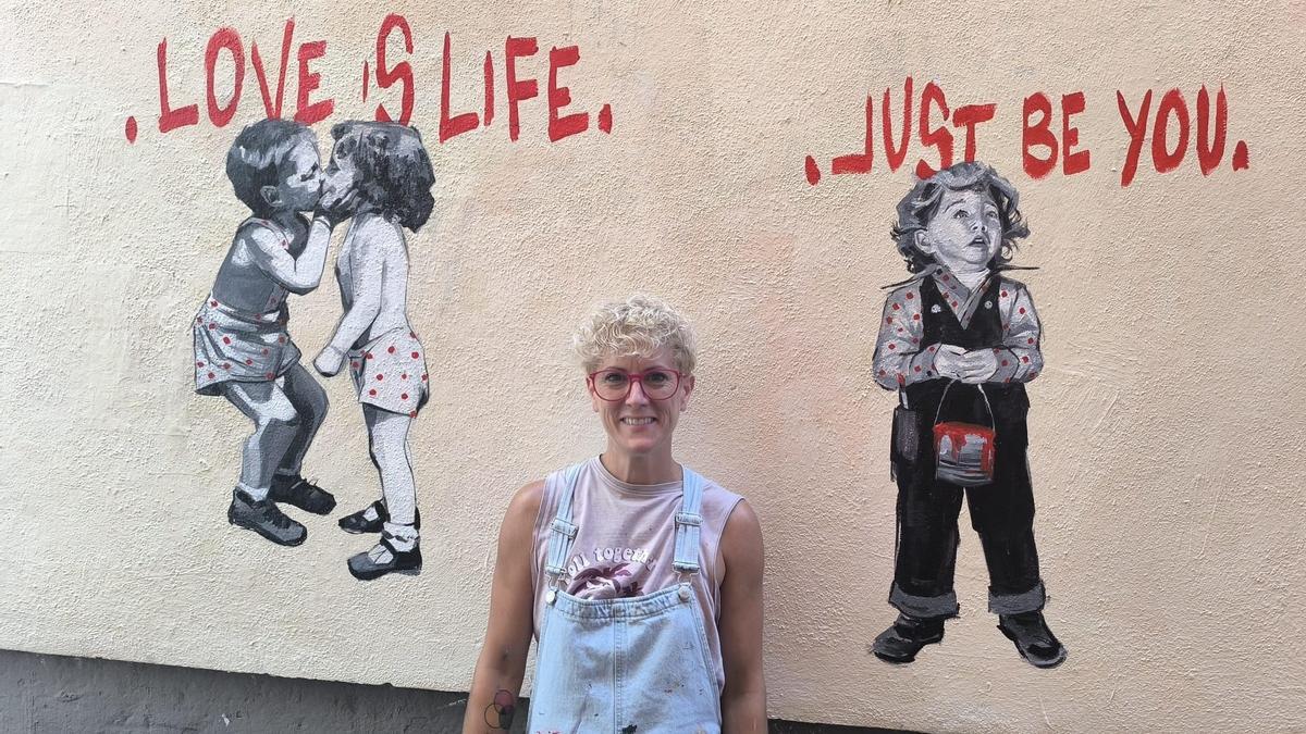 Carolina Adán sorprende a turistas y residentes en el centro de Palma con su nuevo grafiti: "Busco algo que para mí sea estéticamente muy bonito"