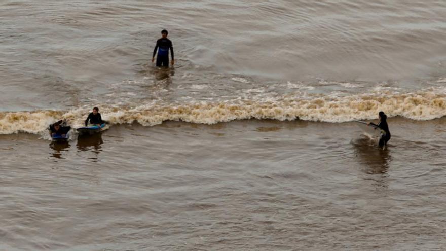 Surfistas en San Lorenzo.