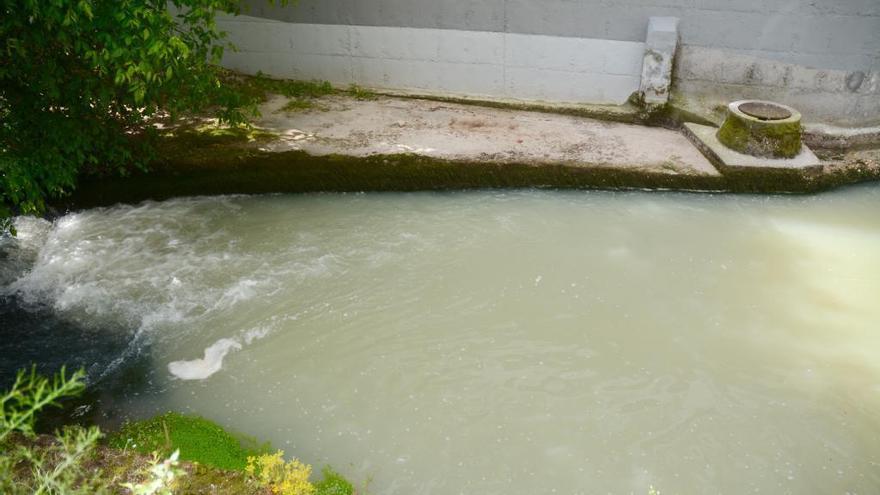 Imagen de un vertido anterior en el mismo río.