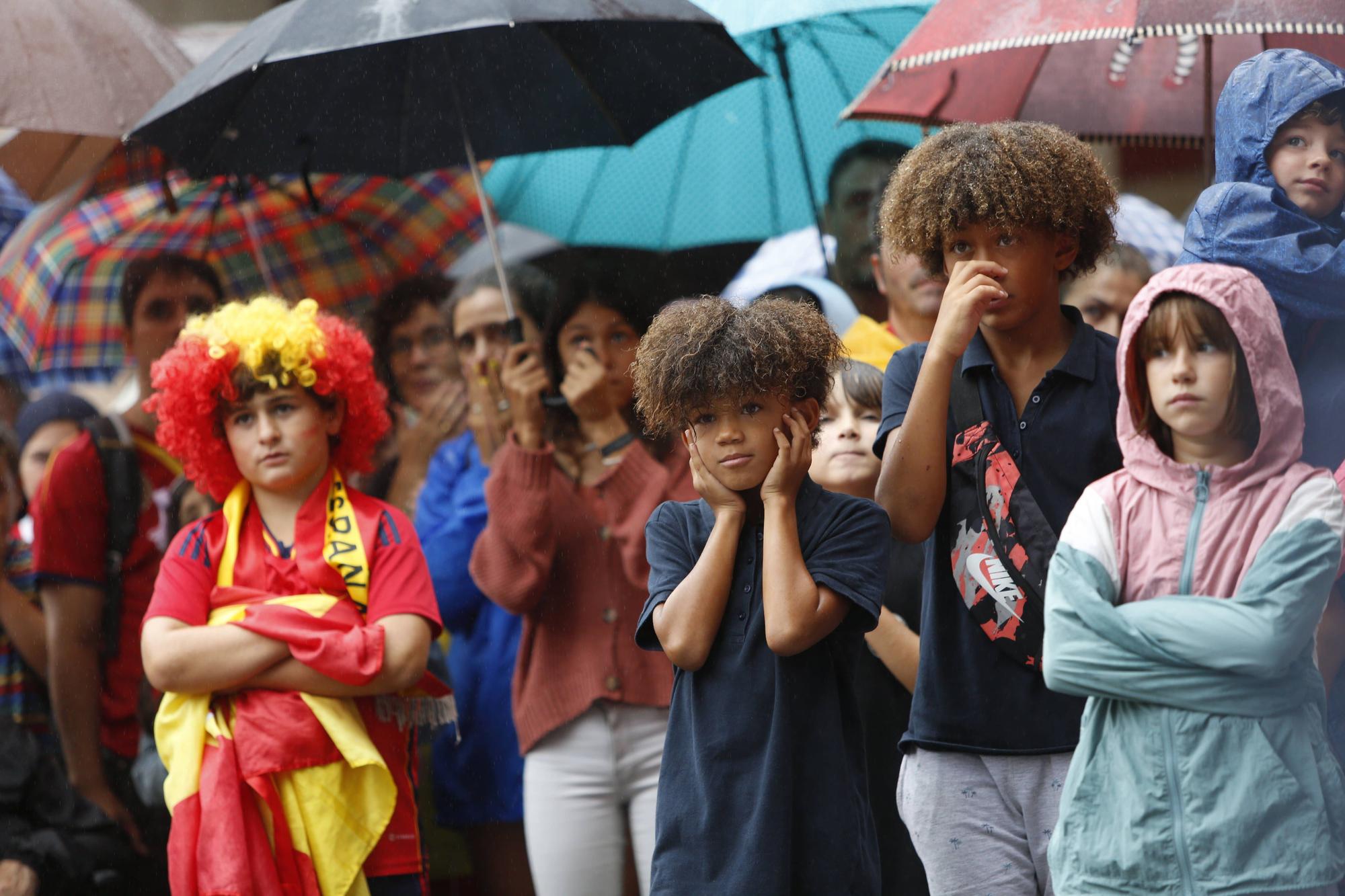 Gijón se vuelca (pese a la lluvia) animando a España en la final del Mundial de fútbol femenino