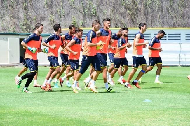 Entrenamiento de la UD Las Palmas en Barranco ...