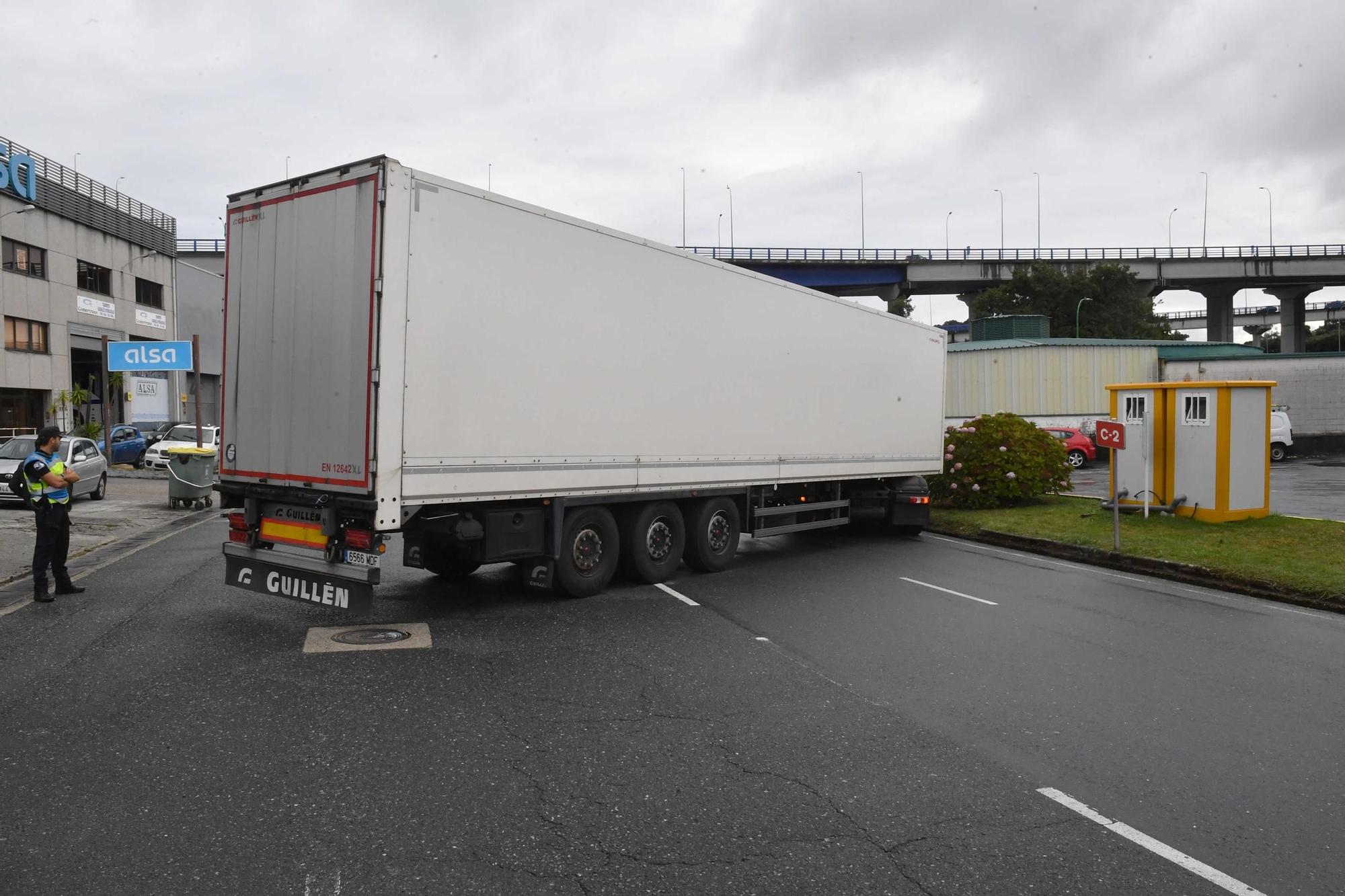 Un tráiler queda atascado en Pocomaco e interrumpe el tráfico en los accesos al polígono