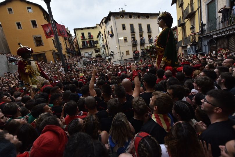 Berga inicia el passacarrers del vespre de Patum enmig d'una gran cridòria