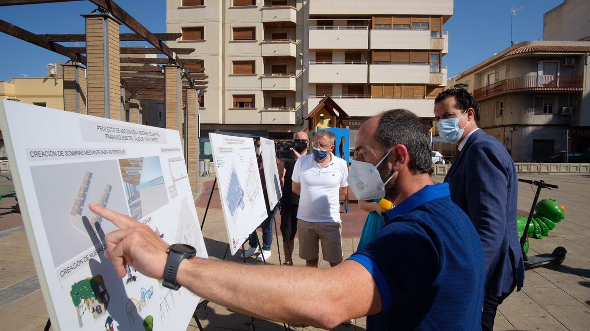 El técnico dando detalles sobre la ejecución del proyecto en la plaza del Zapatero.