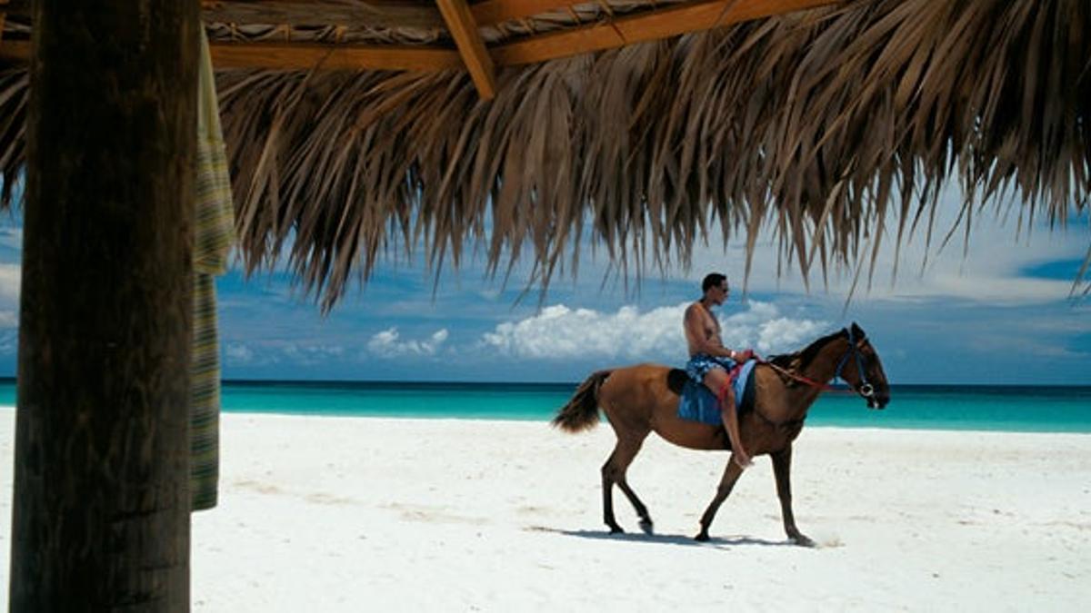 Paseo a caballo por la playa de Harbour Island.