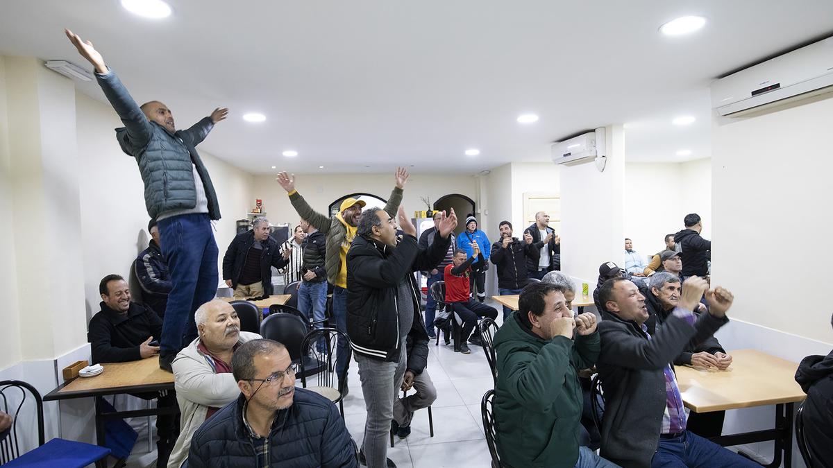 Aficionats marroquins seguit un partit del Mundial de futbol a Figueres.