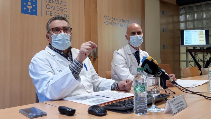 José Luis Martínez Melgar y José Flores, ayer en rueda de prensa en el Hospital Montecelo.  // RAFA VÁZQUEZ