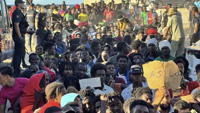 La Creu Roja i l’organització humanitària Sur Sur reparteixen aliments bàsics als migrants, ahir a Ceuta.  | IVÁN ZAMBRANO / EUROPA PRESS
