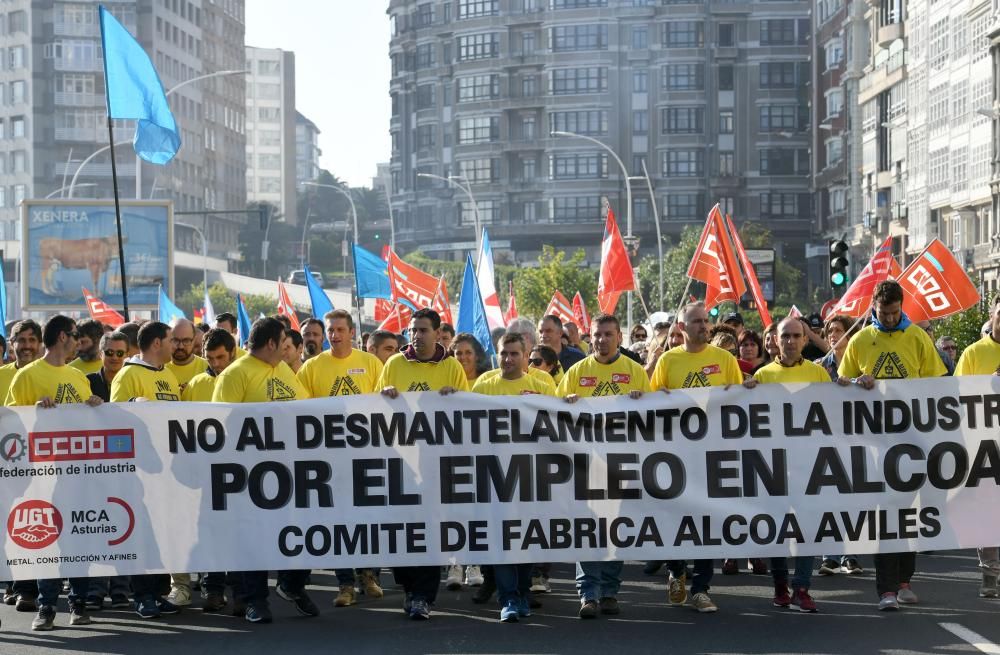 La concentración, que partió de A Palloza hacia la Delegación del Gobieno, contó entre sus asistentes con trabajadores de la planta en Avilés y miembros de la Corporación municipal.