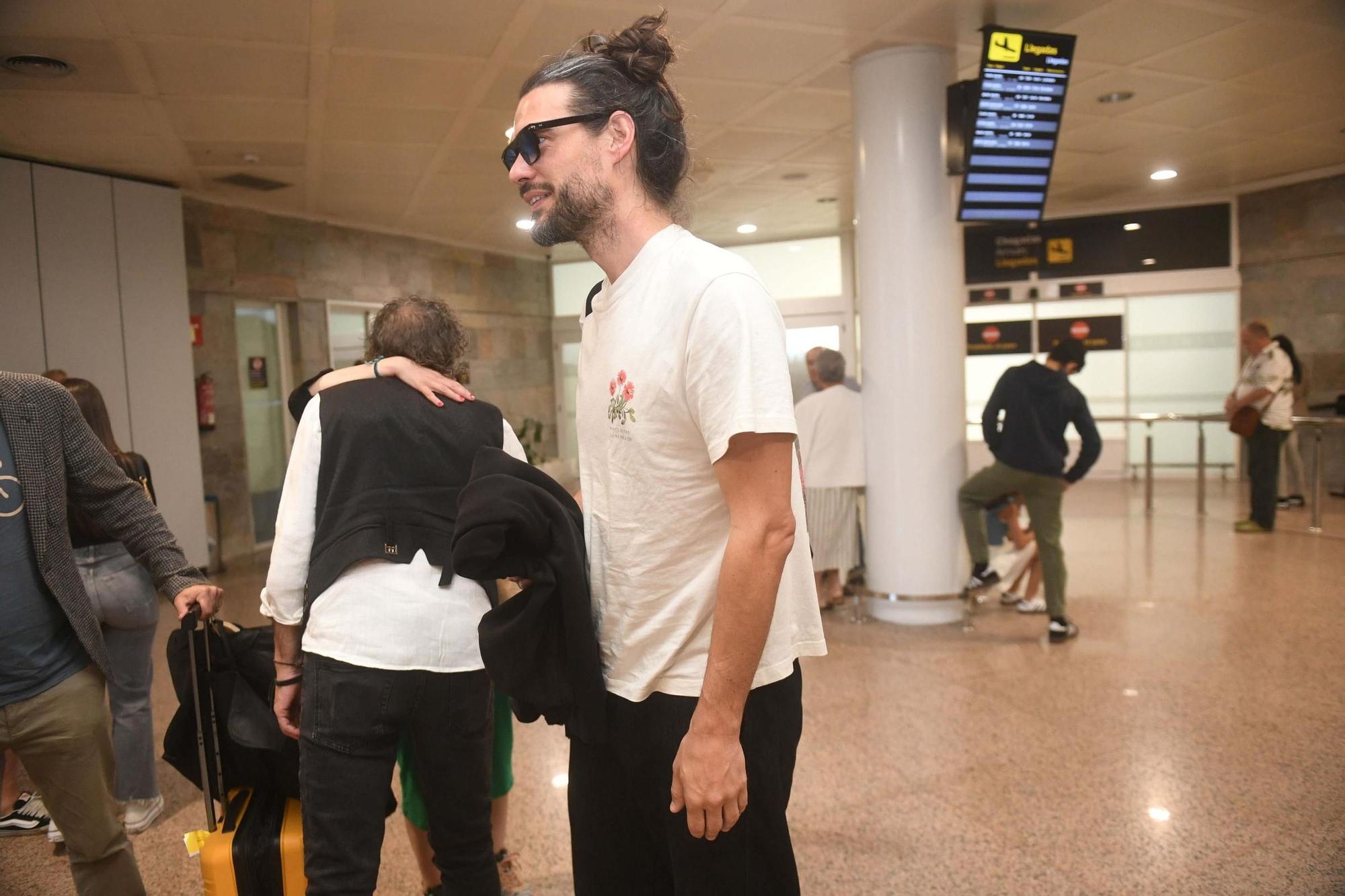 Oliver Laxe llega a A Coruña en su regreso a Galicia tras ganar un premio en el Festival de Cannes